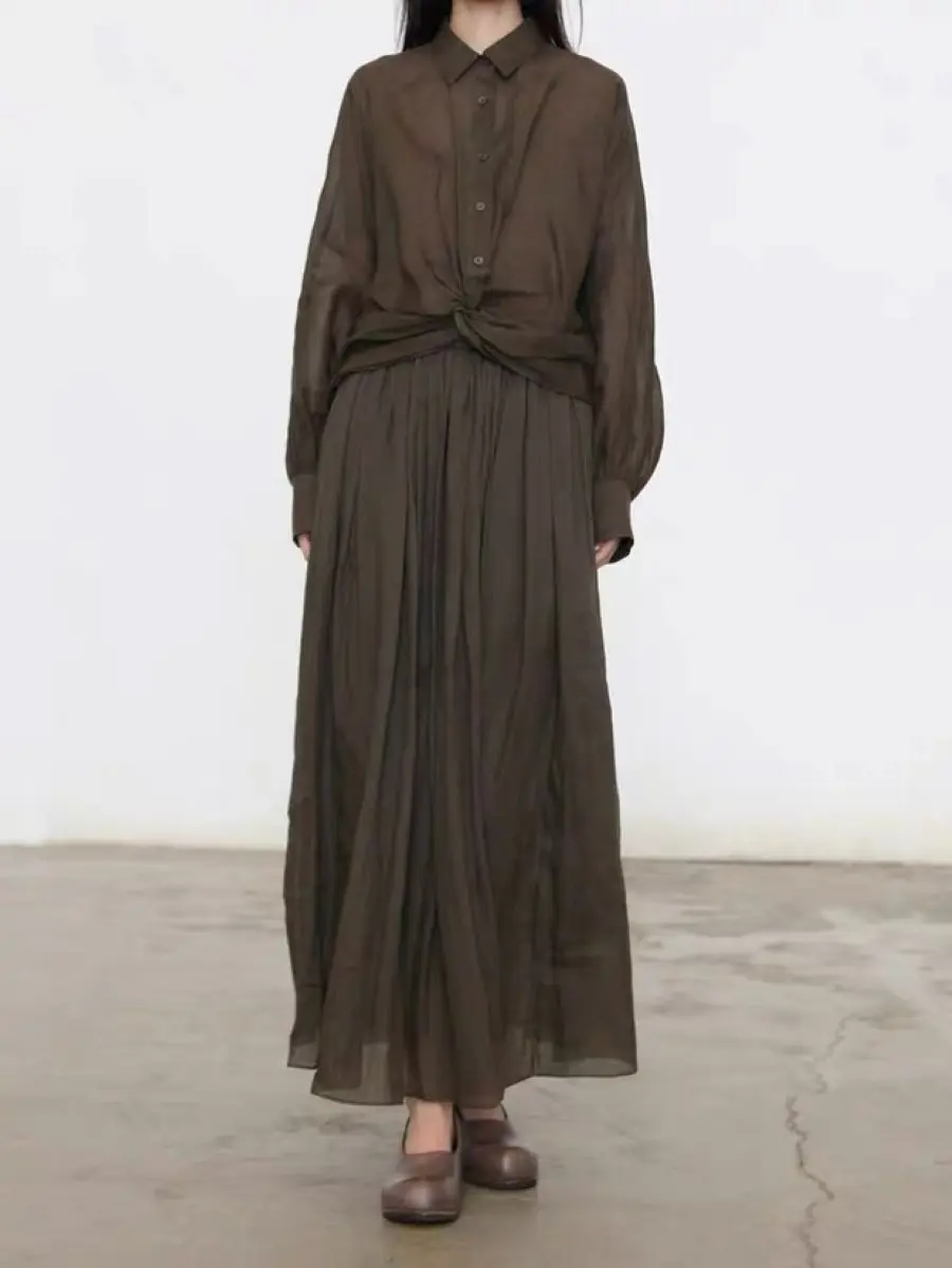 

Женский комплект из 100% рами: рубашка с длинным рукавом и отложным воротником с узлами + плиссированная макси-юбка А-силуэта на резинке, повседневный костюм