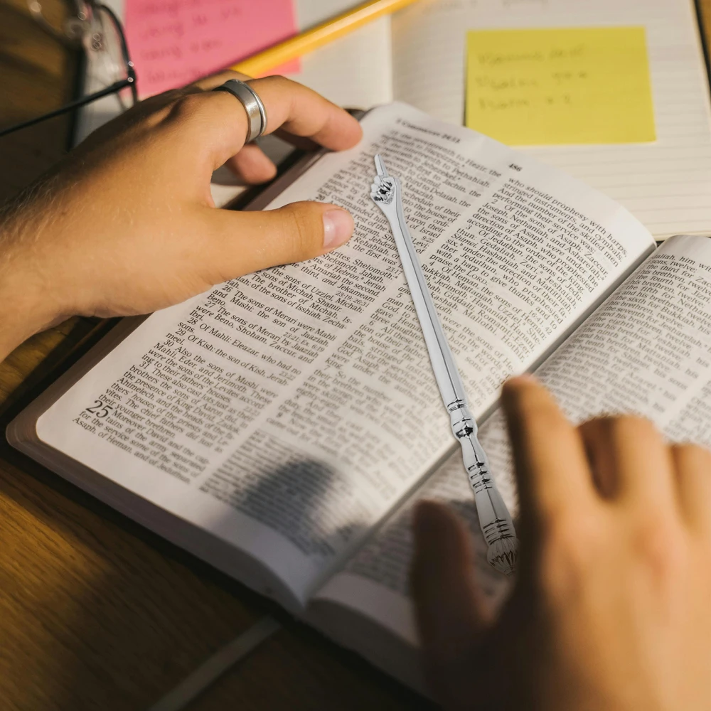 Jüdische Geschenke Lesegerät Zeiger mit Kette Dekorative Torah Schrift Bibel Metallwerkzeug Synagoge Buch Metallfingerwerkzeug NEU – Detail 6
