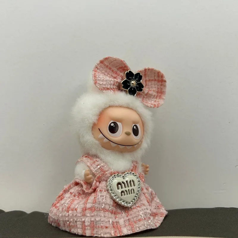 ملابس أطفال من Labubu 4.0 ملابس Xiaoxiangfeng سلسلة كلمة المرور على شكل قلب Labubu صندوق أعمى ملابس دمى هدية عيد ميلاد