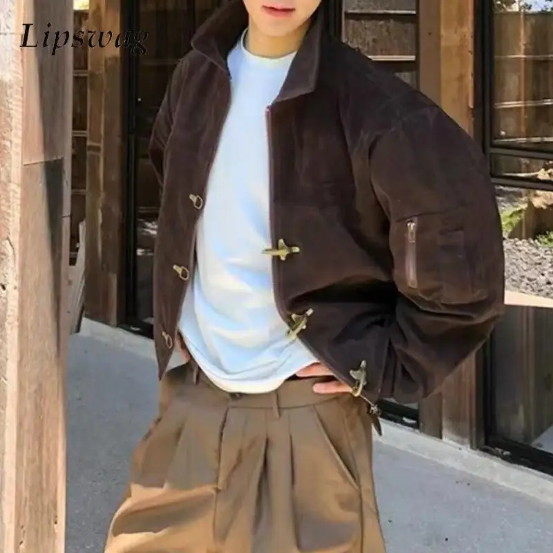 

Vintage Solid Color Suede Jacket Men Streetwear Fashion Slim Fit Cropped Jackets Spring Mens Stylish Metal Button Deisn Coats