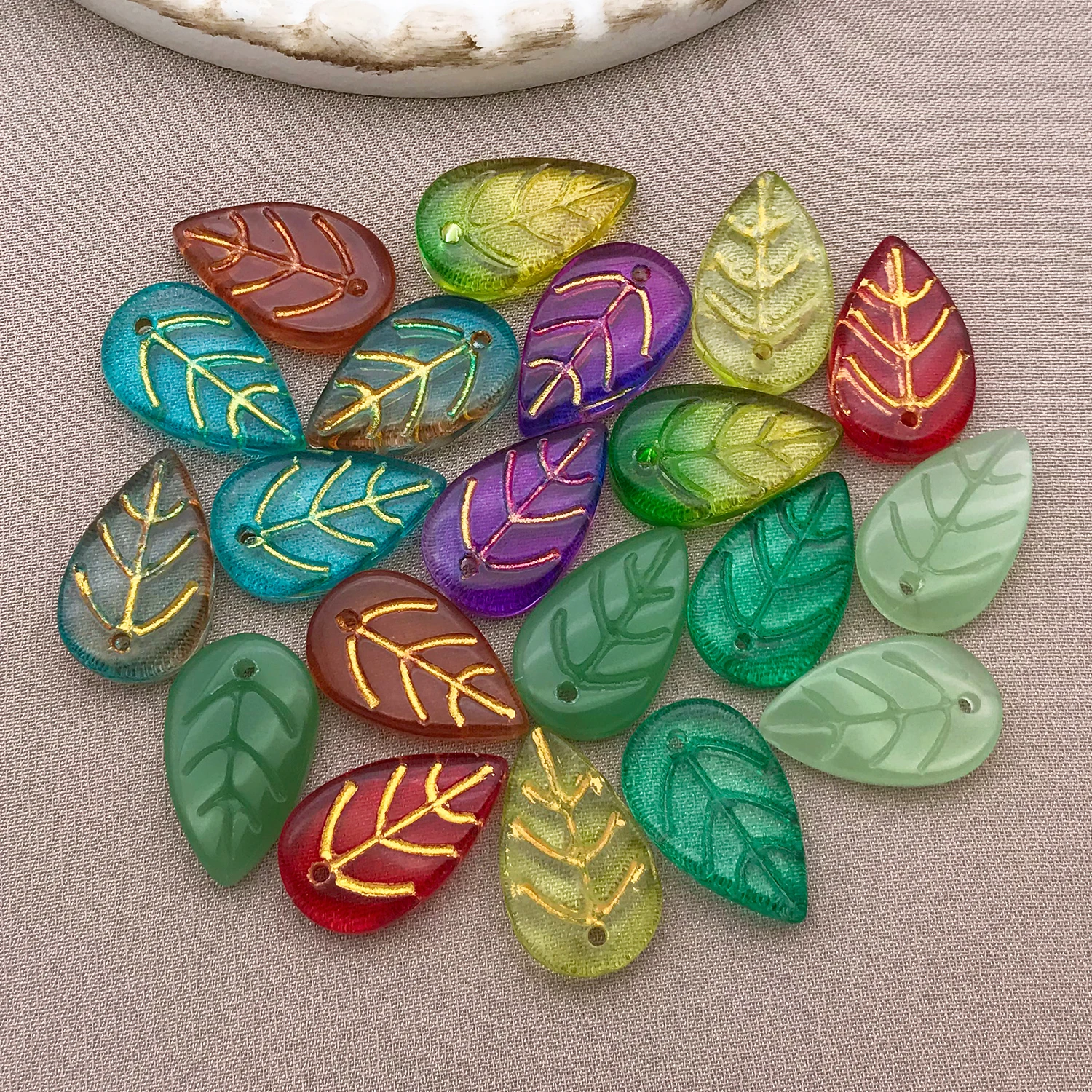 20/30pcs 11X18mm Glass Beads Leafs Leaves Transparent Green Loose Spacer Beads Charms Pendants Glass DIY JewelryMakingAccessorie