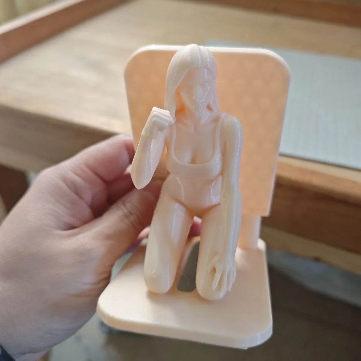 

Creative mobile phone stand on sports table, new mobile phone base, office gift souvenir figurine