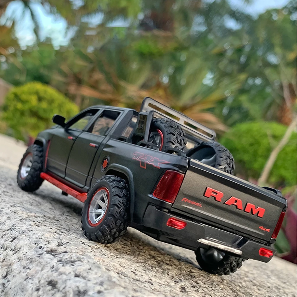 1:32 lega Dodge Ram TRX Pickup modello di auto metallo pressofuso suono del veicolo e luce tirare indietro collezione di auto giocattoli per i regali dei bambini