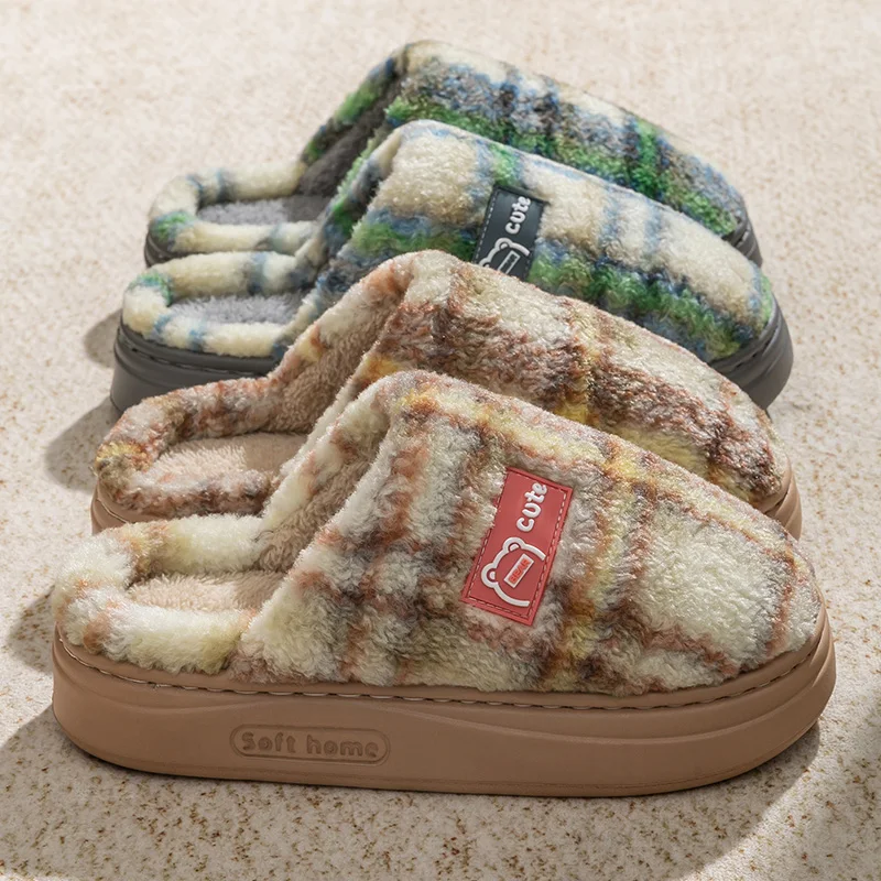 شباشب قطنية نسائية شتوية جديدة للمنزل الداخلي ومضادة للانزلاق دافئة من القطيفة ومضادة للبرد ونعل سميك للزوجين من القطن