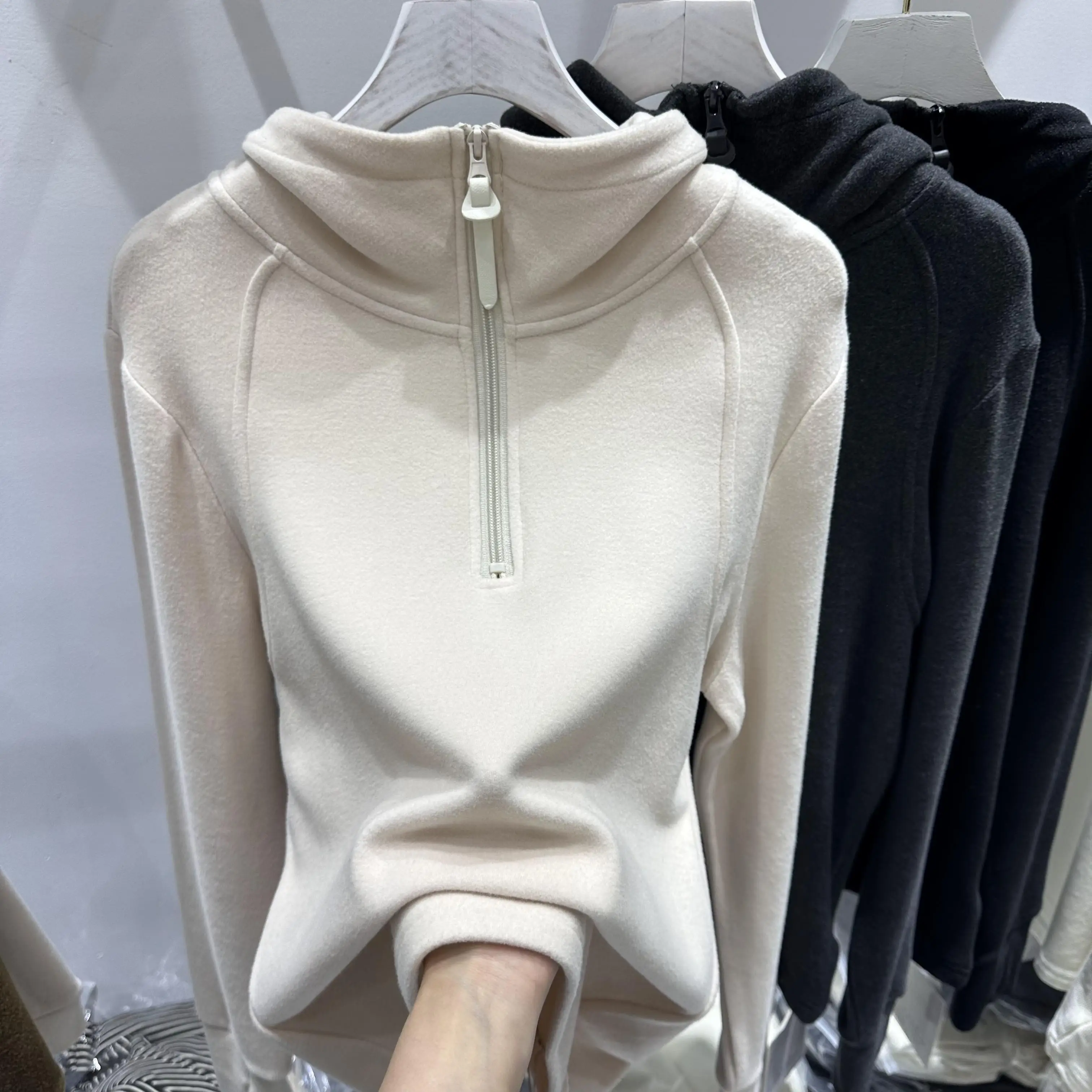 

Thickened Korean style hooded brushed bottoming shirt for women, autumn and winter temperament, versatile half-zip top trend