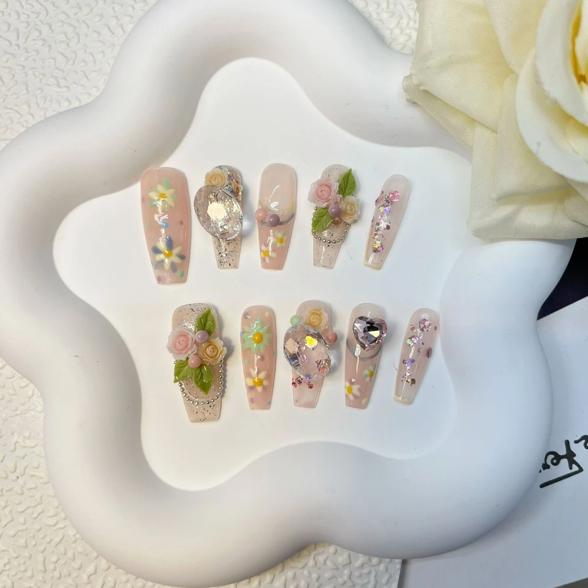 

Spring Sun And Flowers Realistic Camellia Fake Made Nail Rhinestone Embellishment False Nail Art Wear Nail Can Be Use Repeatedly