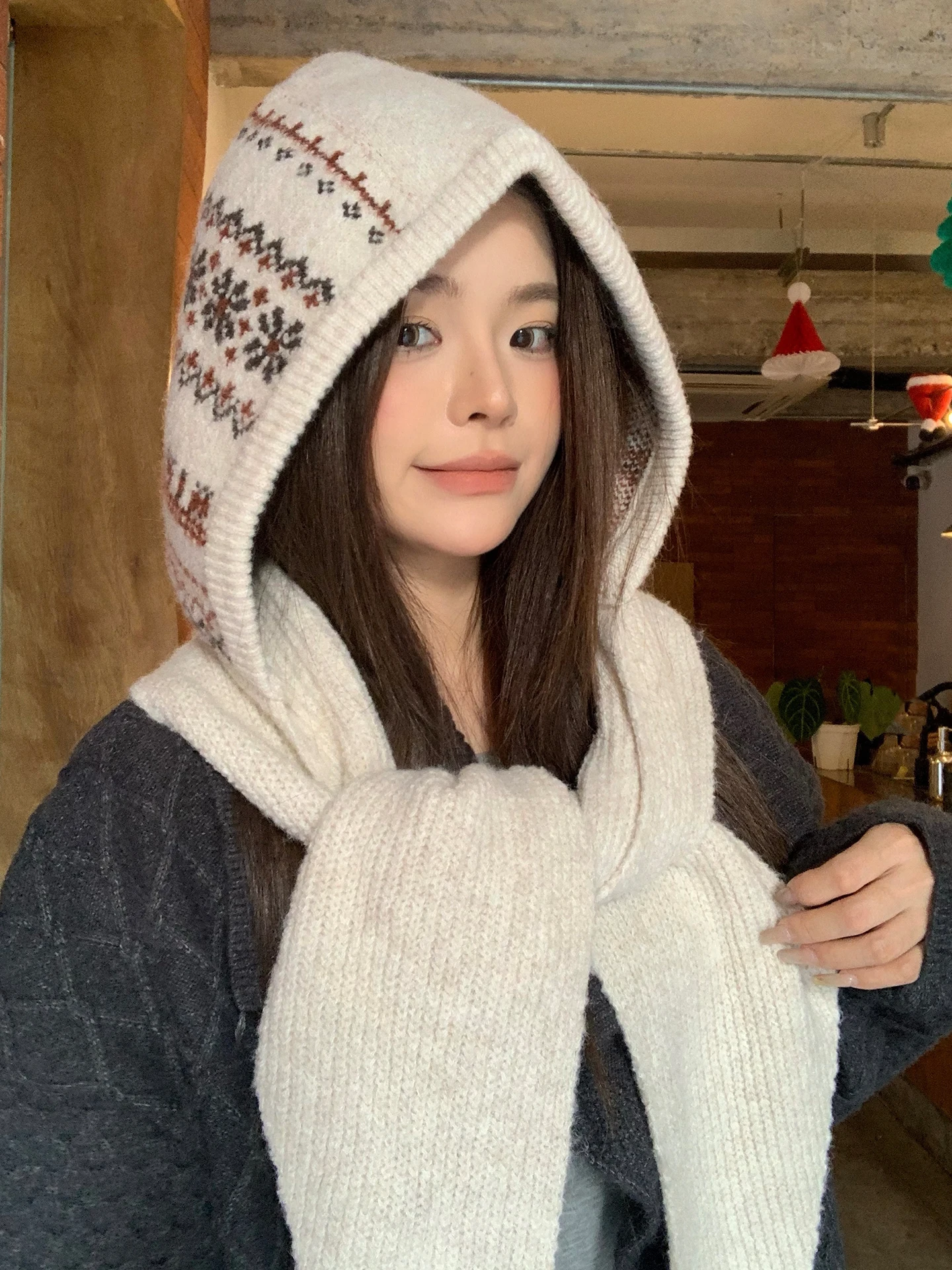 暖かいニット帽とスカーフのツーピースセット-レディース-冬用-耳当て付き一体型フード-おしゃれで心地良いニットウェアセット