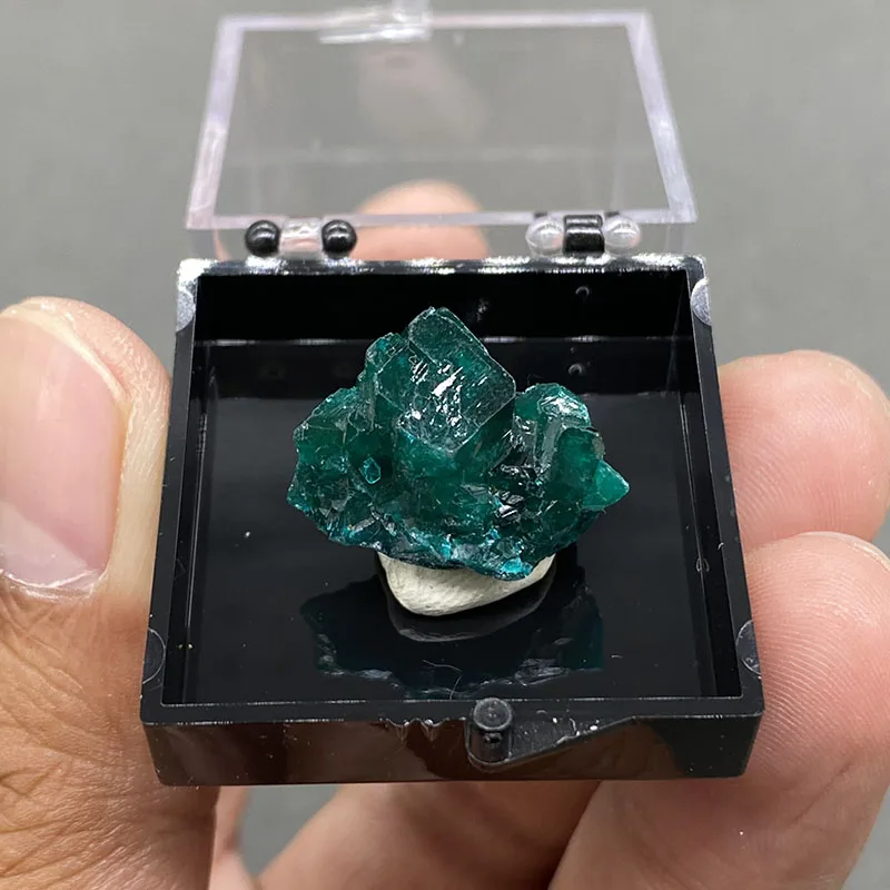 

100% натуральный большой Cui Tong Mine, минеральные образец камней и кристаллов, кварц, коллекции + размер коробки: 35*35*35 мм