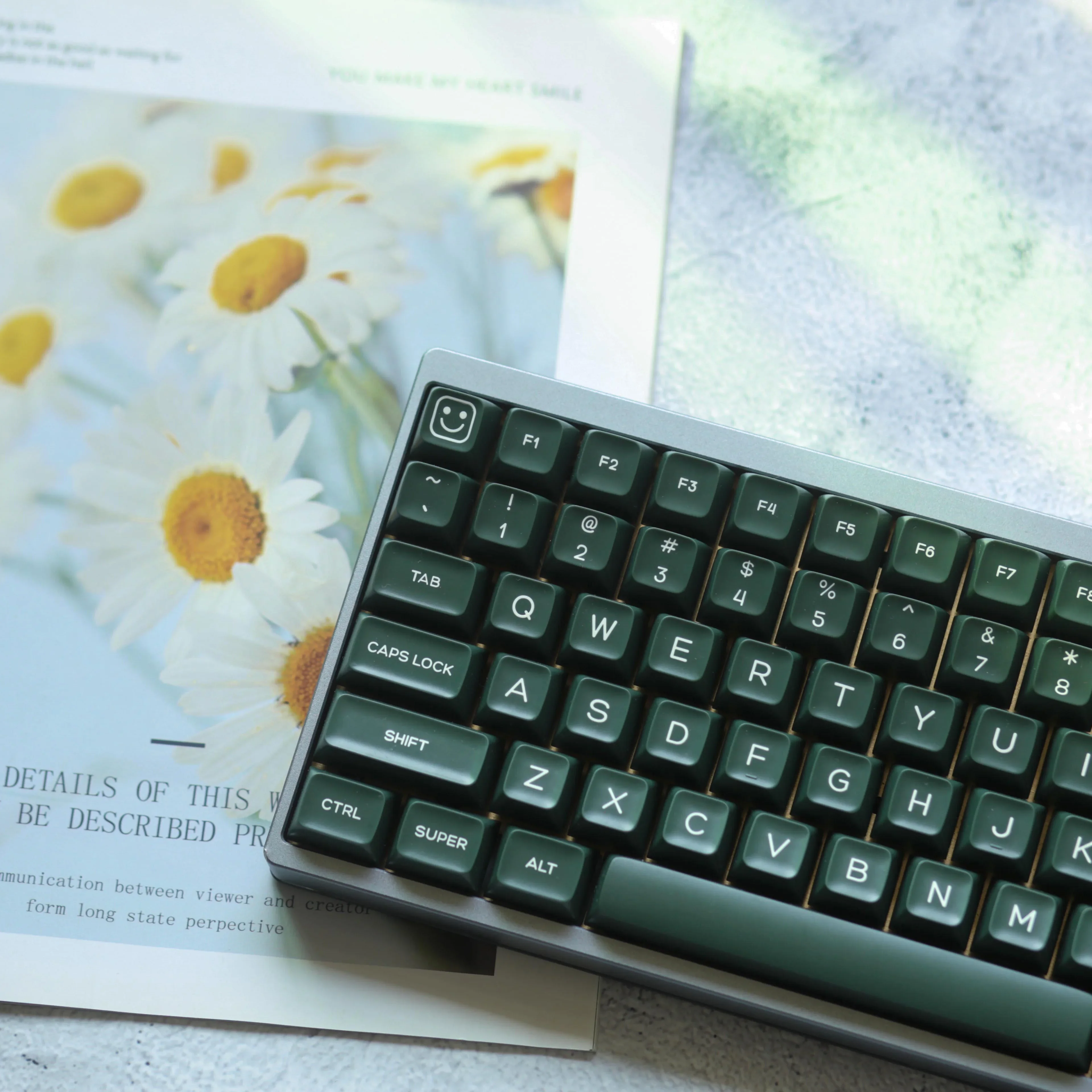 Smile, emerald semi-transparent keycap PBT two-color SA height 142-key two-color injection molding mechanical keyboard cap