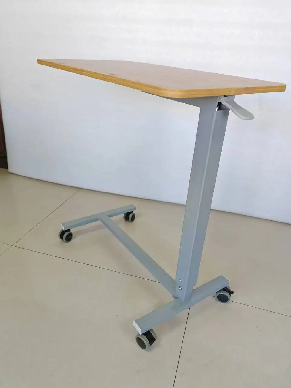 مستشفى محمول فوق طاولة السرير ارتفاع قابل للتعديل لتناول الطعام/طاولة التمريض مع عجلات مصنع المنتج المصنوع من الخشب #4