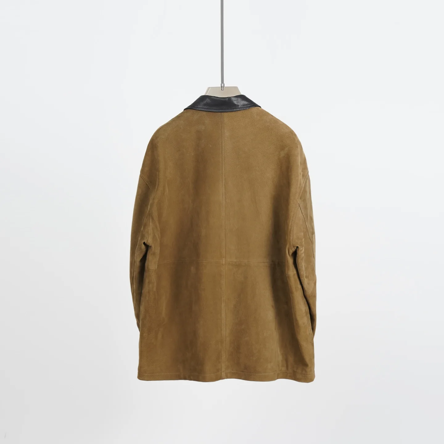 Damska kurtka średniej długości o luźnym kroju z kołnierzem w bloki kolorów z owczej skóry shearling.