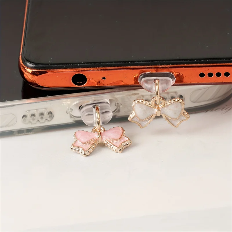 1 Buah Penutup Debu Ponsel dengan Ikat Rambut Cantik Berwarna Pink dan Putih untuk iPhone/Type-C/Ponsel Android, Aksesori Liontin Hadiah untuk Kekasih