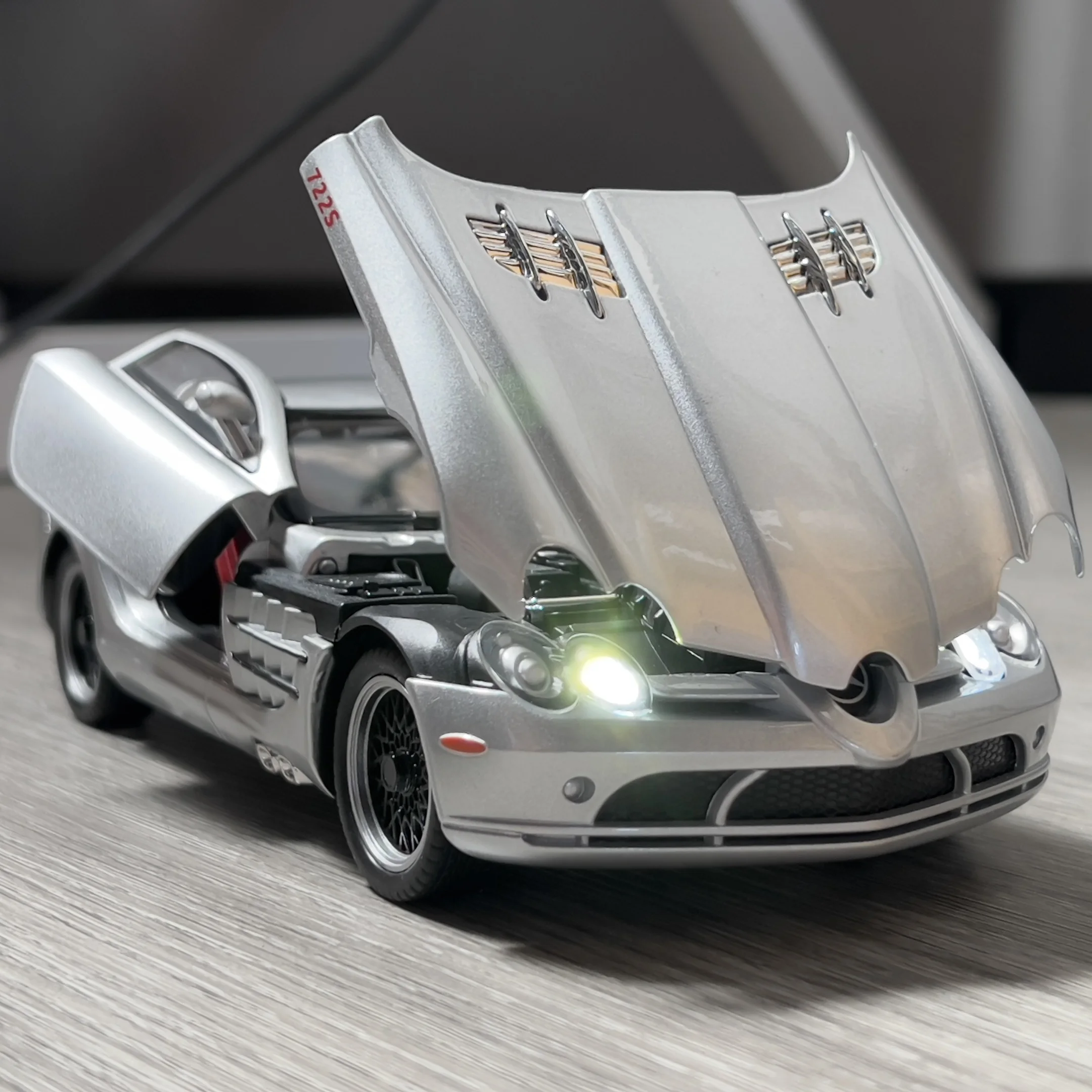 1:24 بنز SLR ماكلارين 722 S رودستر سبيدستر سوبركار سبيكة معدنية دييكاست نموذج سيارة الصوت والضوء لعبة أطفال قابلة للجمع
