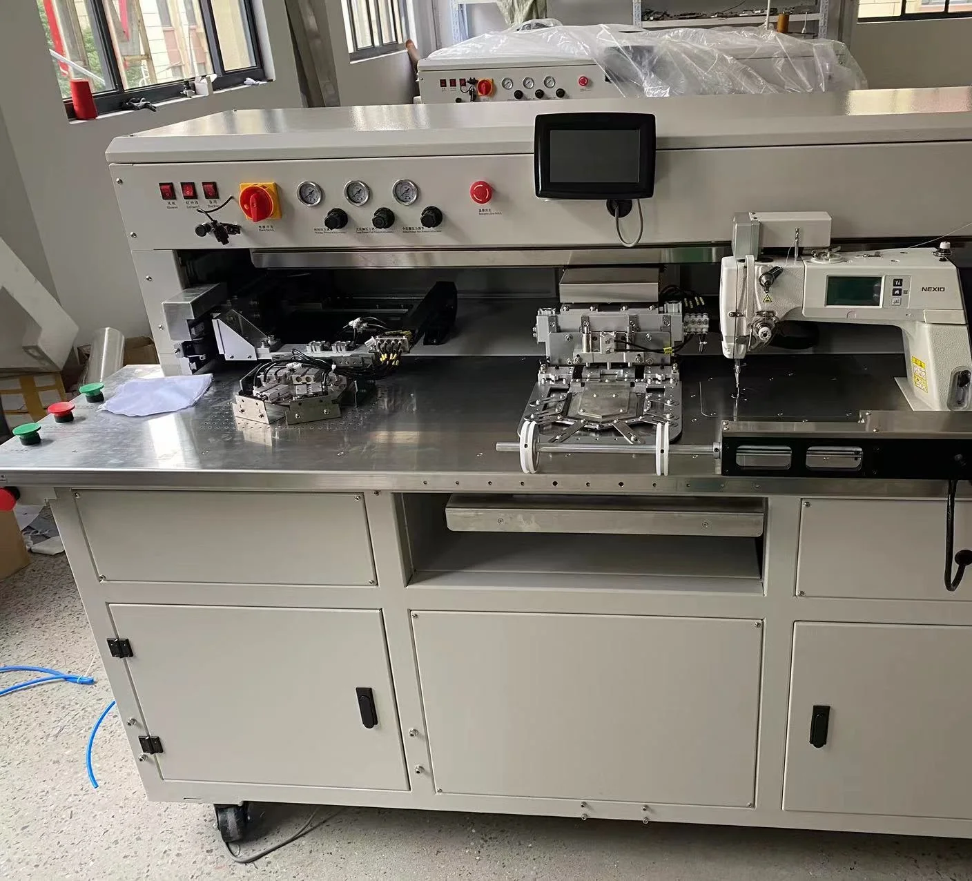 QS-120MT Single Nee dle أداة ضبط الجيب الأوتوماتيكية خالية من الحديد قميص تي شيرت الجينز جيب ربط ماكينة خياطة صناعية