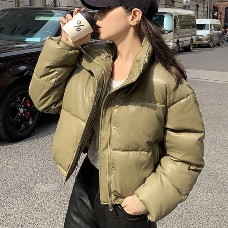 2025 Piumino corto da donna con colletto alla coreana Cappotto in pelle PU ispessita per capispalla in cotone invernale caldo e piccolo