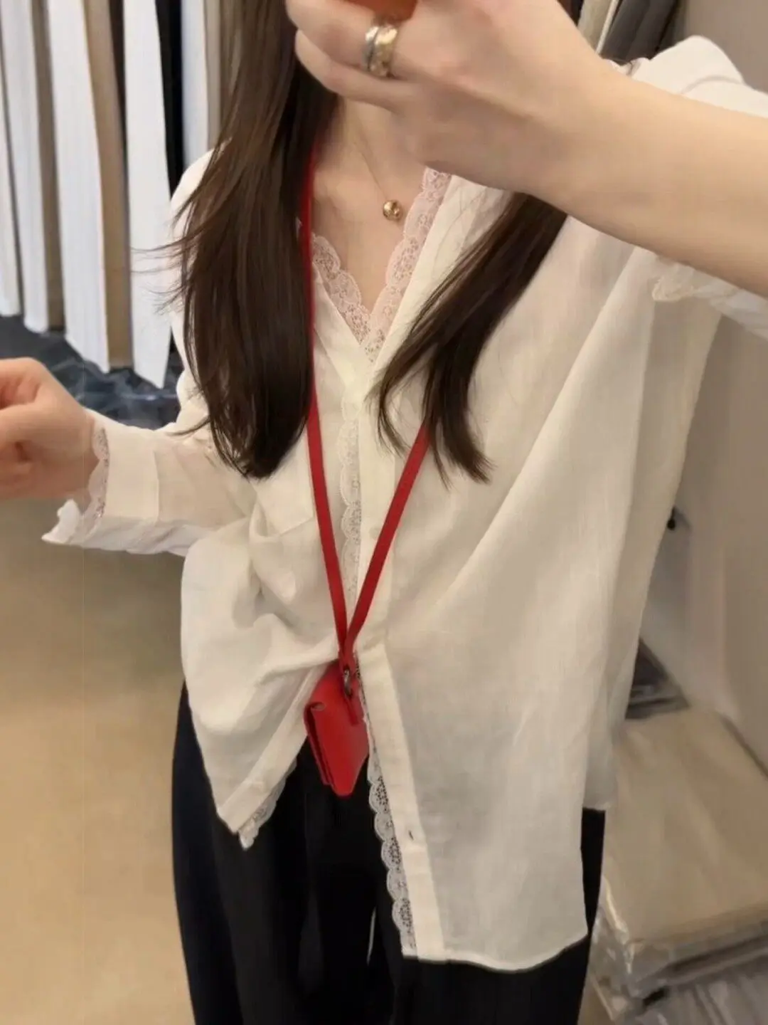 

Элегантная женская рубашка в французском стиле из белого хлопка и льна с длинными рукавами, кружевной отделкой и вставками, для весенне-летнего сезона и повседневной носки