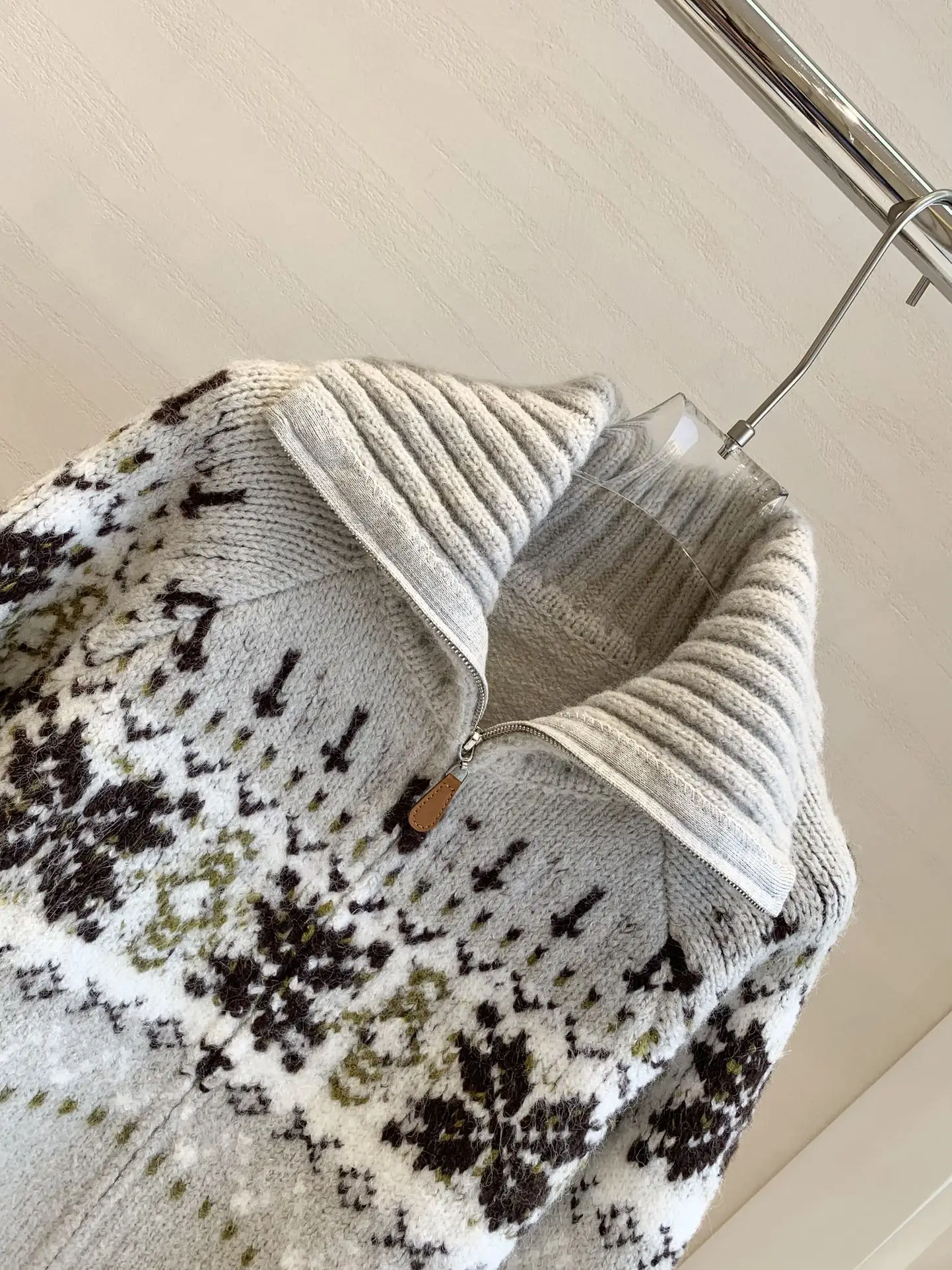 

2025 Autumn/Winter New High-Quality Fashionable Bean Green Collared Knit Cardigan