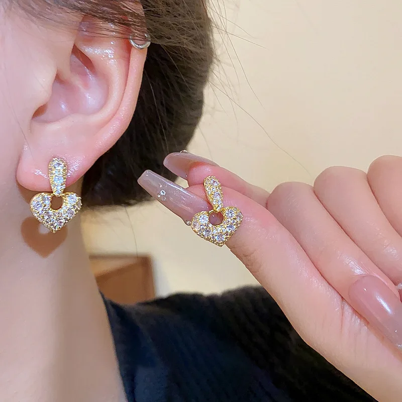 Серьги-в-Корейском-стиле-для-женщин-серьги-с-супер-сверкающими-бриллиантами-и-полыми-сердечками-модные-серьги-в-новом-стиле-серьги-с-высоким-дизайном-и-кристаллами