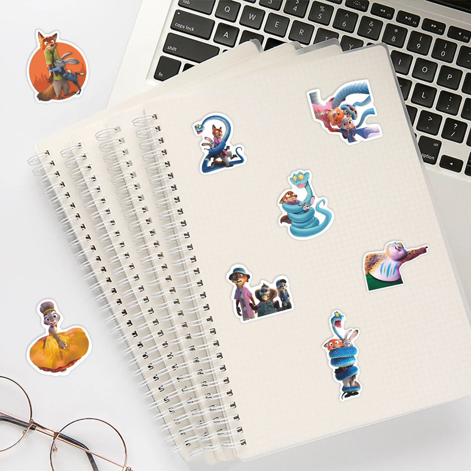 56 قطعة فيلم الساخن Zootopia 2 أنيمي ملصقات لطيف الكرتون الكتابة على الجدران ملصق Skateboard بها بنفسك سكيت الغيتار المحمول مضحك الشارات لعبة هدية