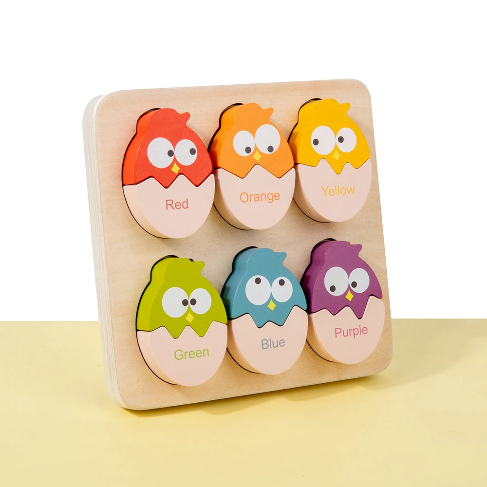 Puzzle di uccelli colorati in legno con osso vibrante di bambini rossi, arancioni, gialli, verdi, blu e viola hanno un blast learni