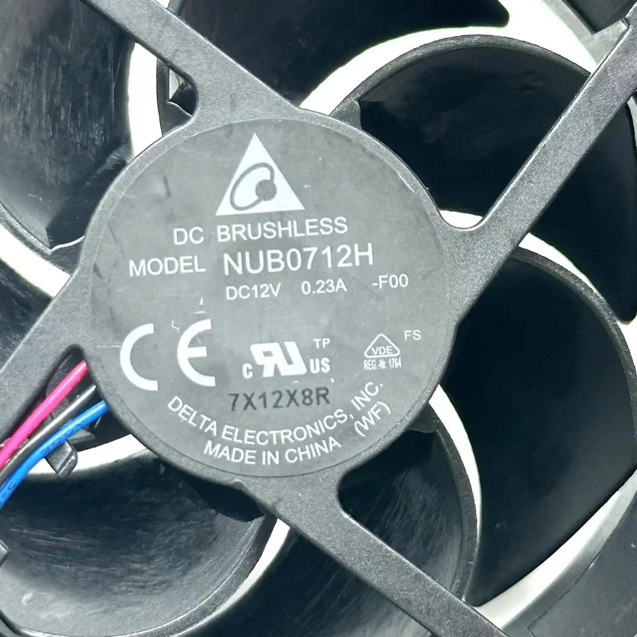 

Delta Electronics Electronic NUB0712H F00 Охлаждающий вентилятор для сервера DC 12 В 0,23 А 70x70x25 мм 3-проводной