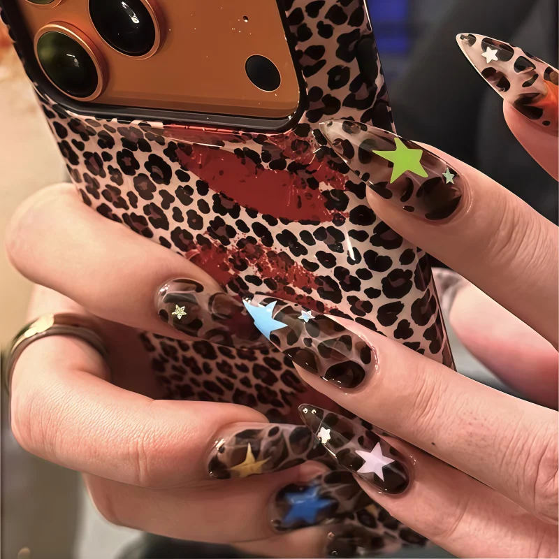 24PCS Retro Leopard Pattern False Nails with Multicolor Stars Glossy Clear Almond Press On Nails Trendy Y2K Nail Art Accessories