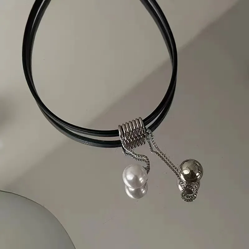 Sweet and cool Spicy girl style Niche design sense Punk Personality Simple Cortex Tassel Imitation pearl Necklace Clavicle chain