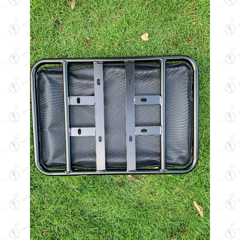 Il cestino posteriore della bicicletta può essere utilizzato per il trasporto di animali da picnic, lo shopping o il trasporto di merci.