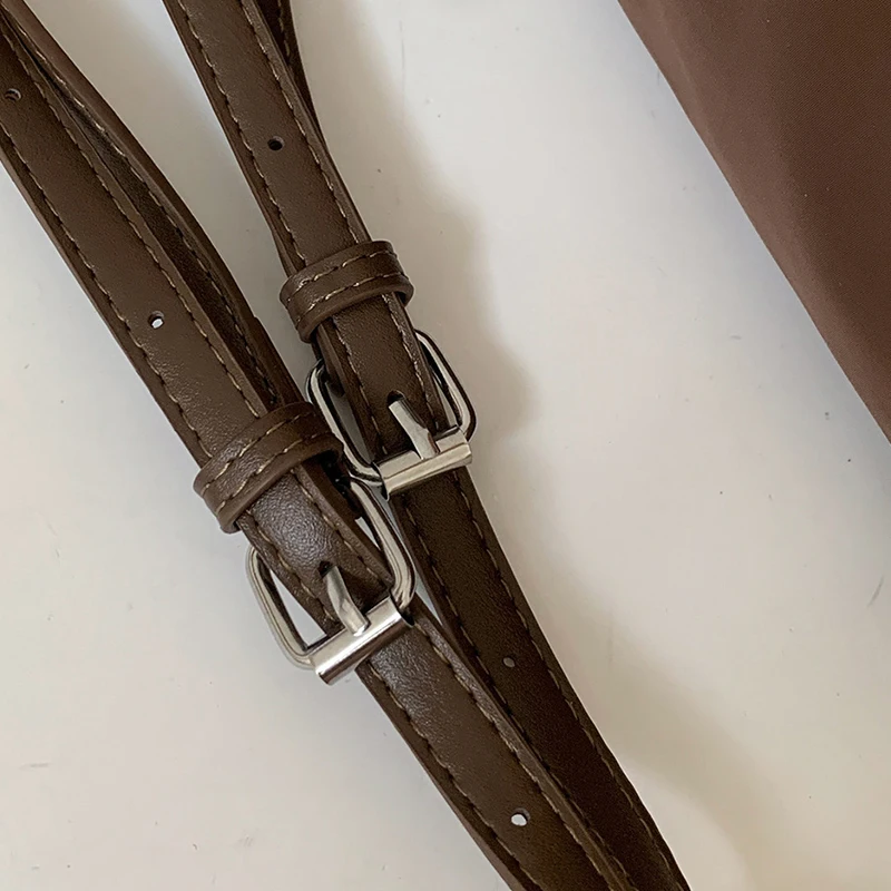 Nylon-Schultertasche, koreanische Damen-Unterarmtasche in Uni-Farbe, minimalistische Vintage-Handtasche mit leichtem Reißverschluss für Pendler. – Detail 5