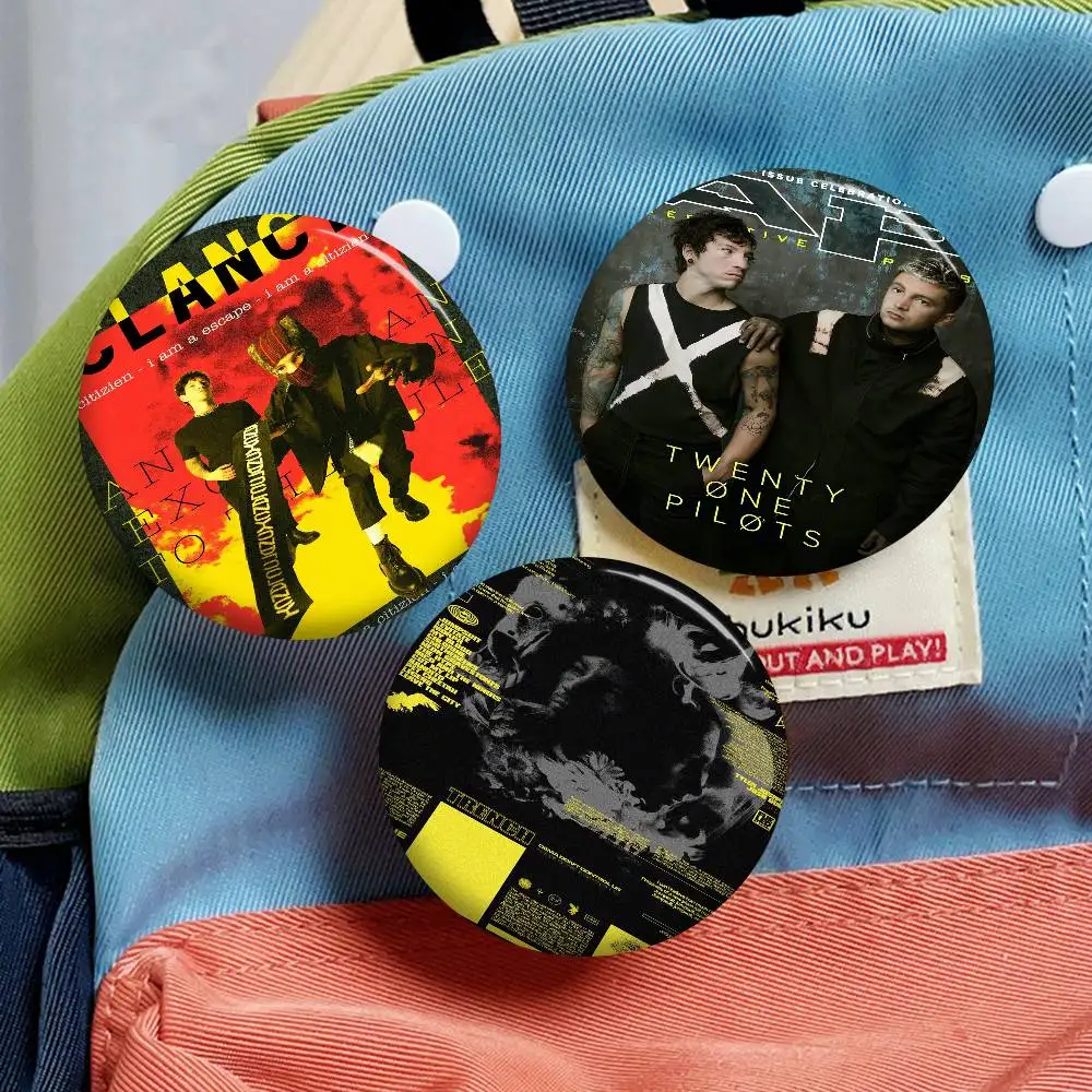 T-Twenty One P-Pilots Band Photo Brooches Creative Round Badge Gifts Pins 32/44/58mm