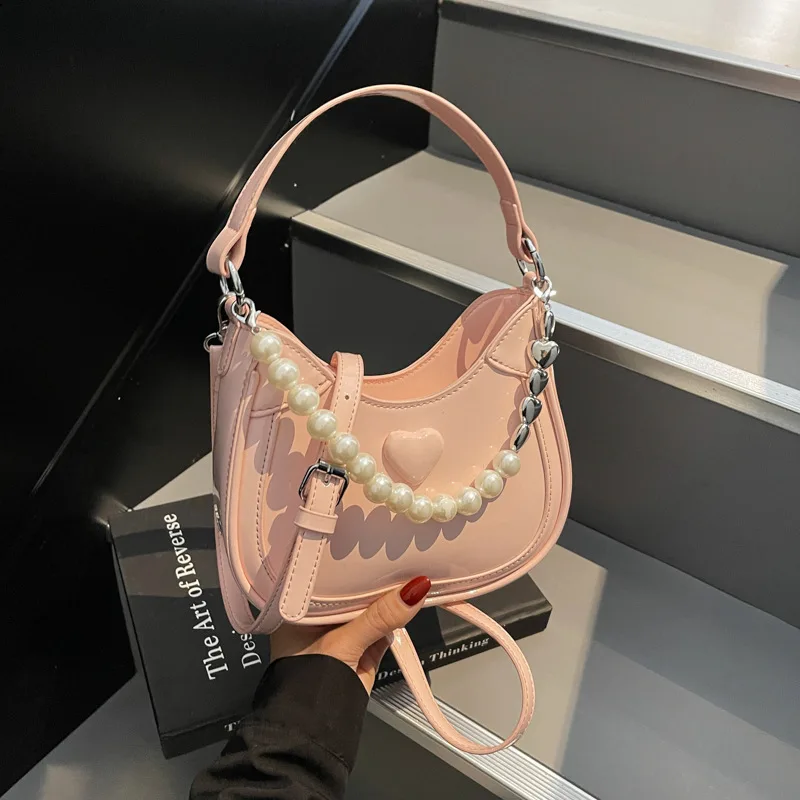 

Новинка 2023 года, женская сумка в форме сердца, сумка через плечо с жемчужным акцентом, элегантная сумка через плечо в форме полумесяца, винтажный шикарный клатч ​