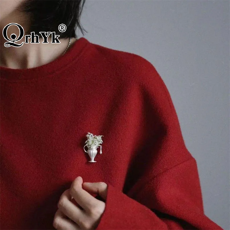 Elegant Metal Vase Brooch Pin Vintage Flower Pot Jewelry for Women Perfect for Scarf and Coat Decoration