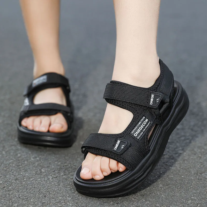 

A Pair of Simple Soft-Soled Children's Sandals, Wear-Resistant, Fashionable and Comfortable Beach Shoes, Sports Children's Shoes