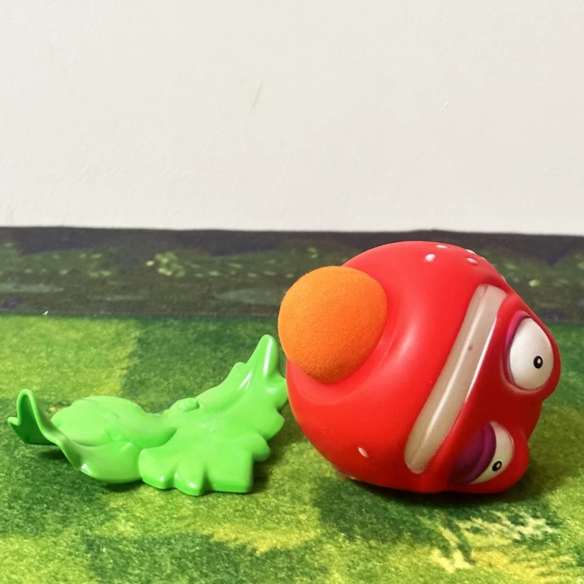 딸기 신규 식물 대 좀비는 부드러운 고무 장난감 장면, 슈터 게임 및 생일 선물용 장난감입니다.