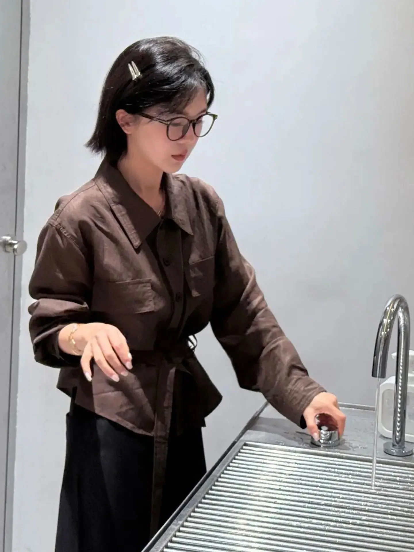 

Элегантная длинная рубашка с поясом и одной пуговицей, в корейском стиле, прямого кроя, для повседневной носки и уличной моды.