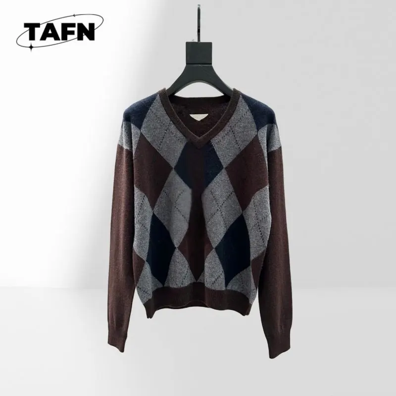 

Classic Crew Neck Sweater for Women, Timeless Design for Cold Weather Knit Pullover Sweater Stylish and Comfortable AK0202
