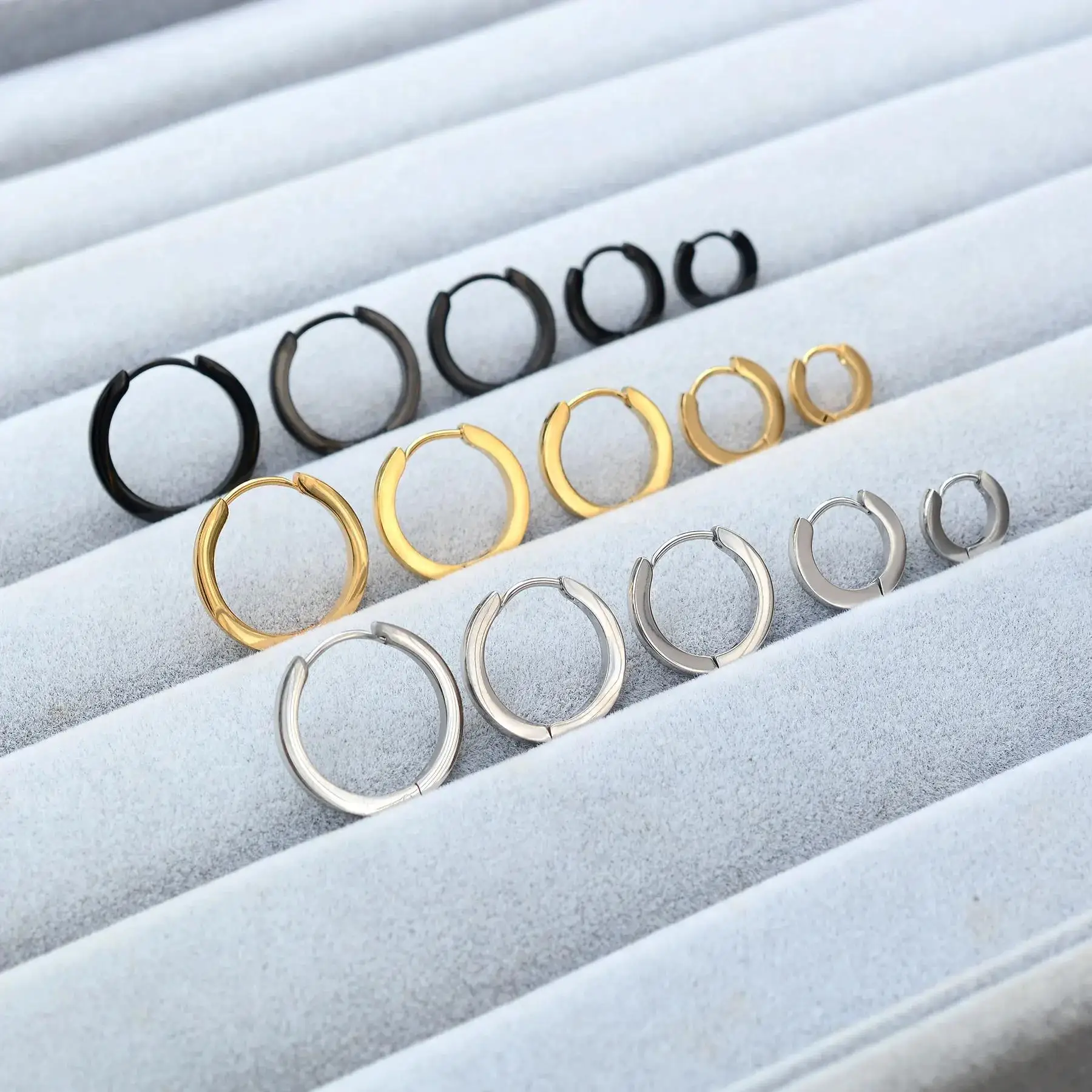 Hot Sale Fashion Stainless Steel Small Huggie Earrings for Woman Men Trend Classic Hoop Earring Party Wedding Pendant Jewelry
