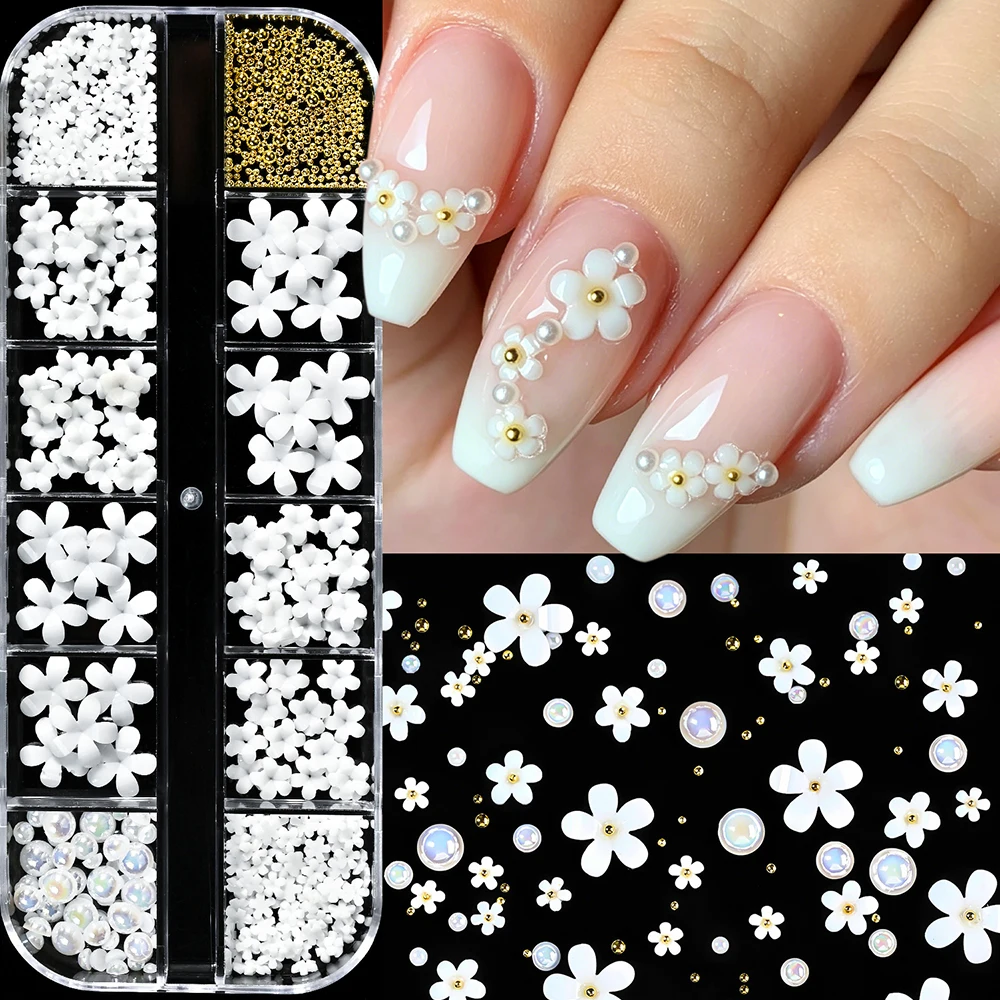 12 Gitter 3D Weiße Acryl-Blumen Nagelcharms Gold Stahlperlen Aurora Perlen Nagelkunst Strass Mini Fünfblättrige Blumen Maniküre-Dekoration