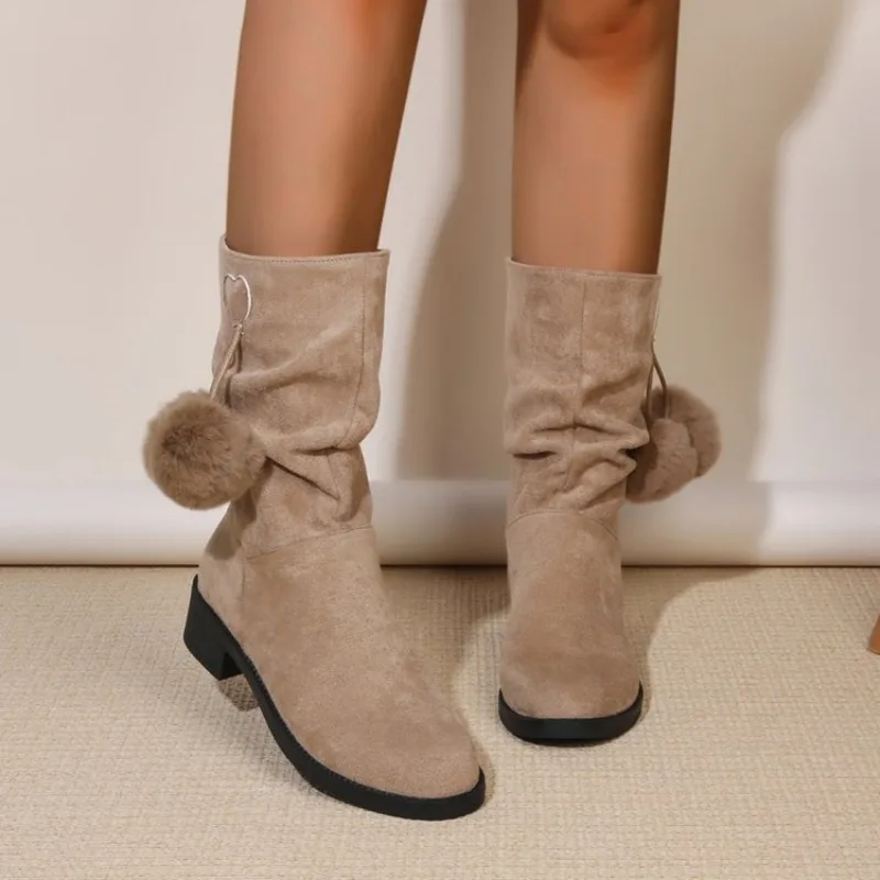 Botas de media pantorrilla para mujer con tacón bajo, caña holgada, aspecto de ante, punta redonda, pompones de piel y anillo de corazón, calzado informal para uso diario y caminar