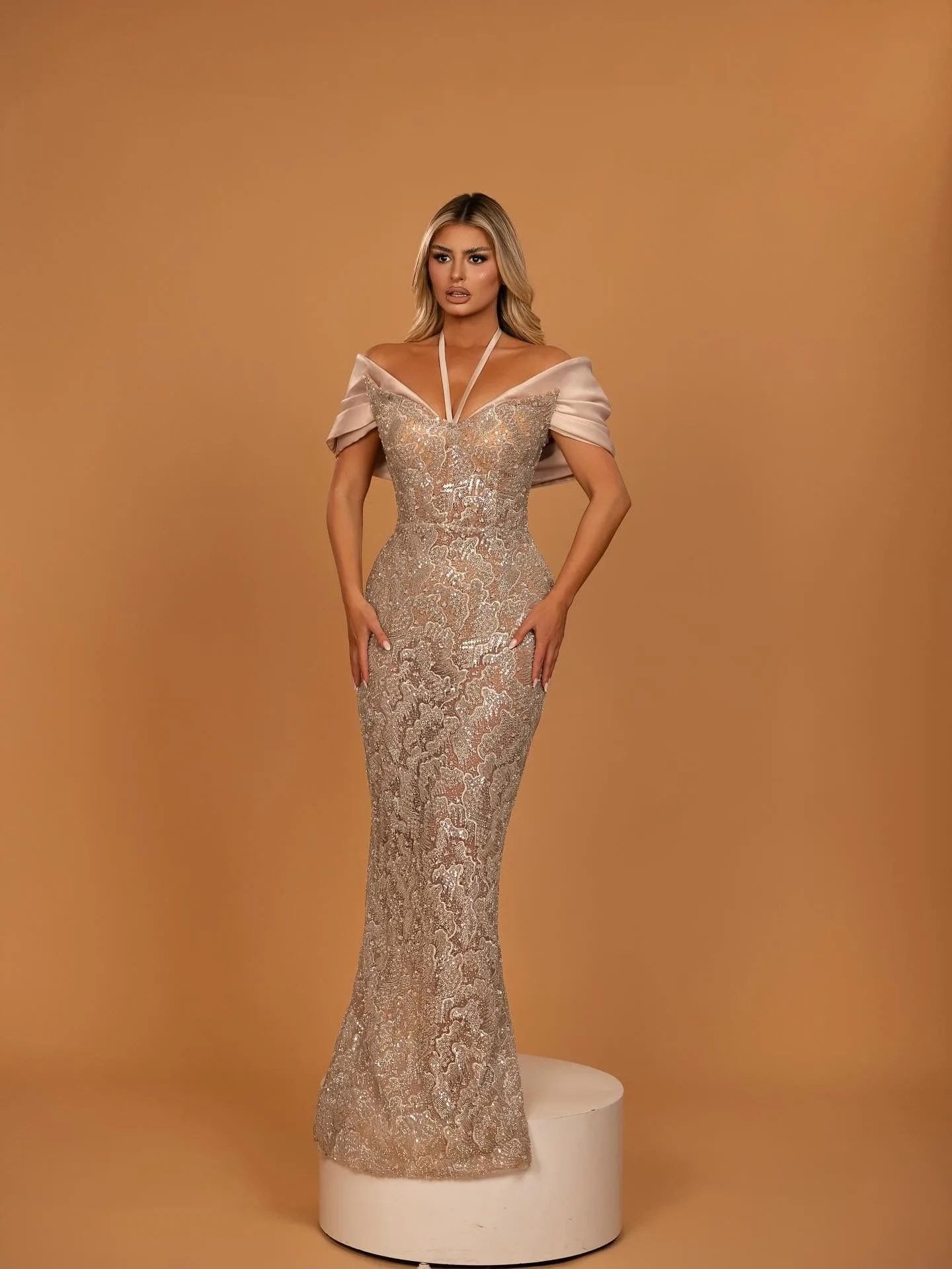 Vestidos de Noche de lentejuelas con estilo, vestido de fiesta con cuello Halter, ilusión de princesa, tren de barrido, vestido de fiesta de sirena, Vestidos de noche personalizados