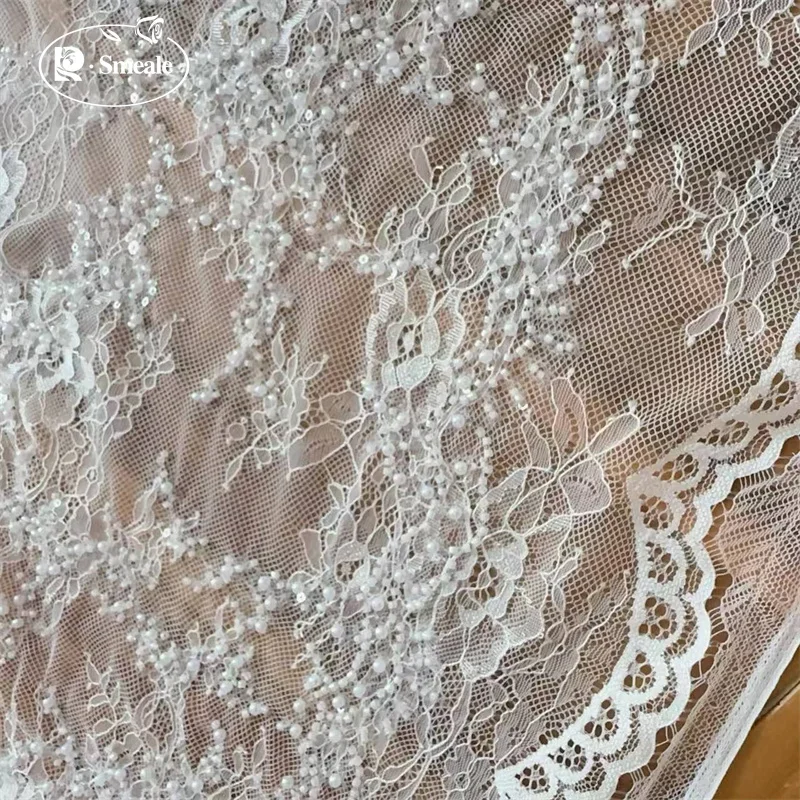 Perlen, Glitzer-Pailletten, Spitzenstoff. Luxuriöses Abendkleid aus französischer Spitze. Hochwertige Maßanfertigung für 3D-Hochzeitsstoffe. – Detail 2