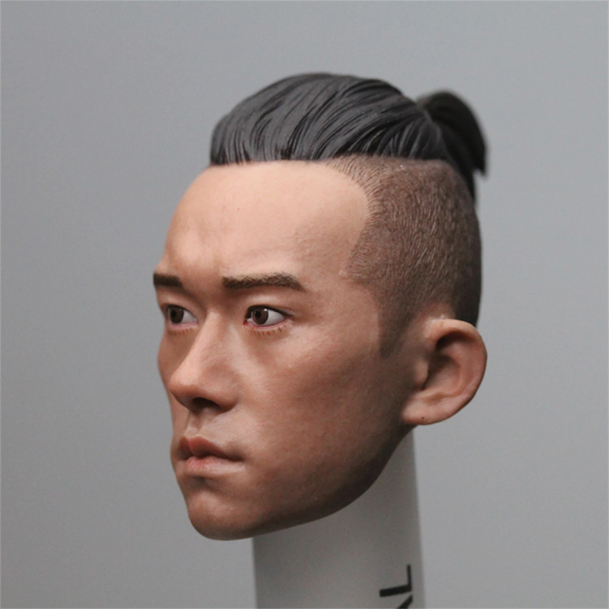 

Масштаб 1/6, голова Джексона И Ян Циньси, скульптура головы Азии, певца, актера, голова человека, подходит для 12-дюймовой экшн-фигурки HT