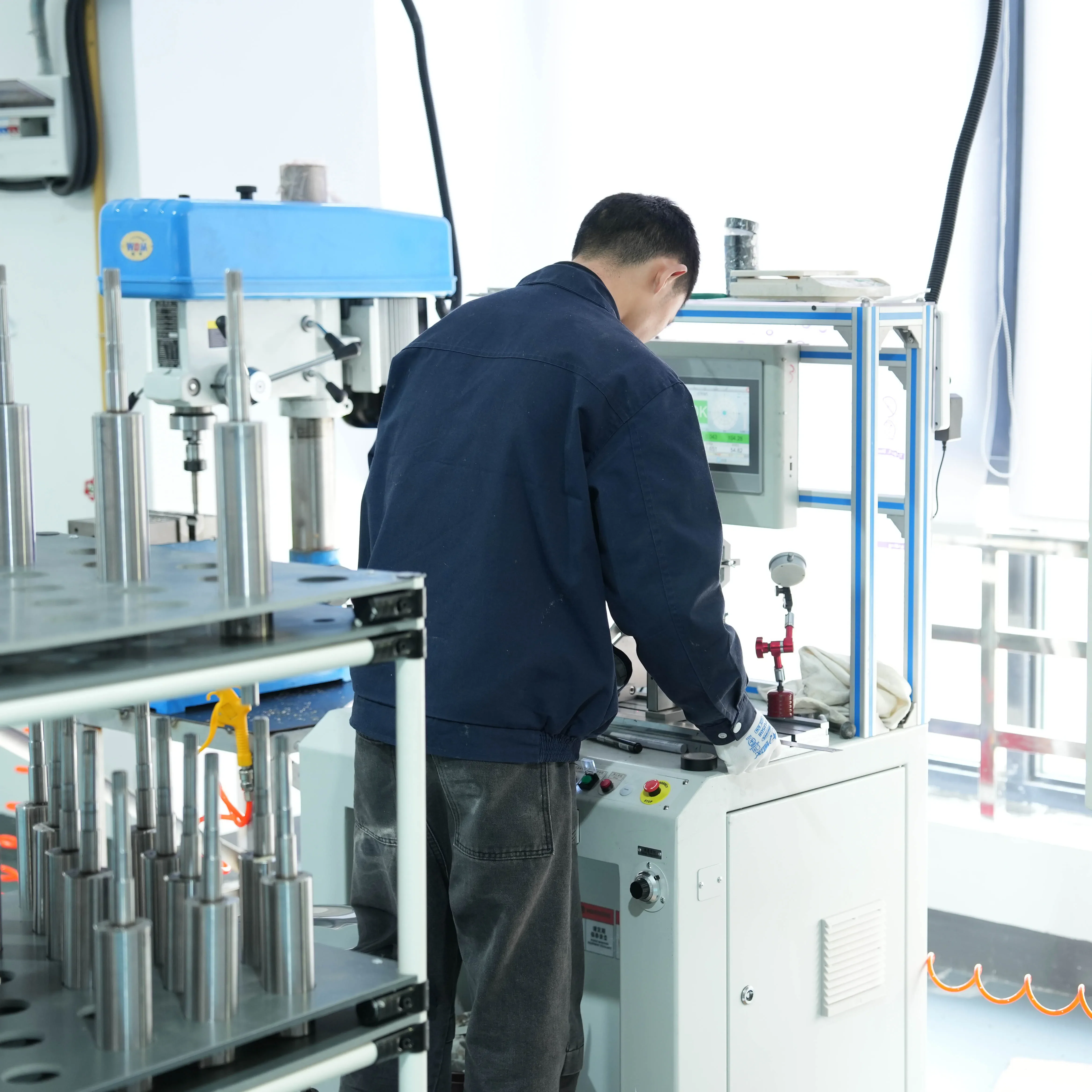 مضخة مياه تعمل بالطاقة الشمسية هجينة بقوة 10 حصان ACDC للري - حل فعال لإمداد المياه خارج الشبكة