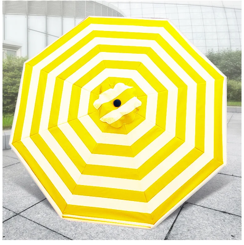 مظلة عمود حديدي مخططة بحافة قوسية ومظلة كرنك يدوية مخططة أفقية على الشاطئ مقهى الإنترنت المشاهير في الهواء الطلق المطر أ