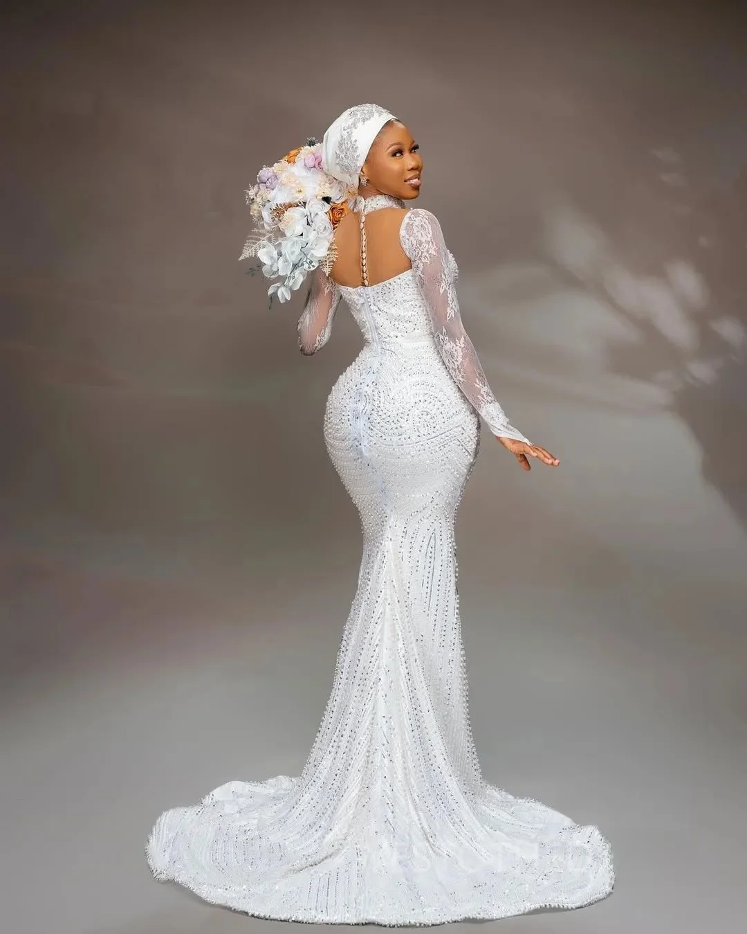 맞춤형 오프 화이트 아프리카 웨딩 드레스 신부용 인어 웨딩 가운 하이넥 긴 소매 진주 장식