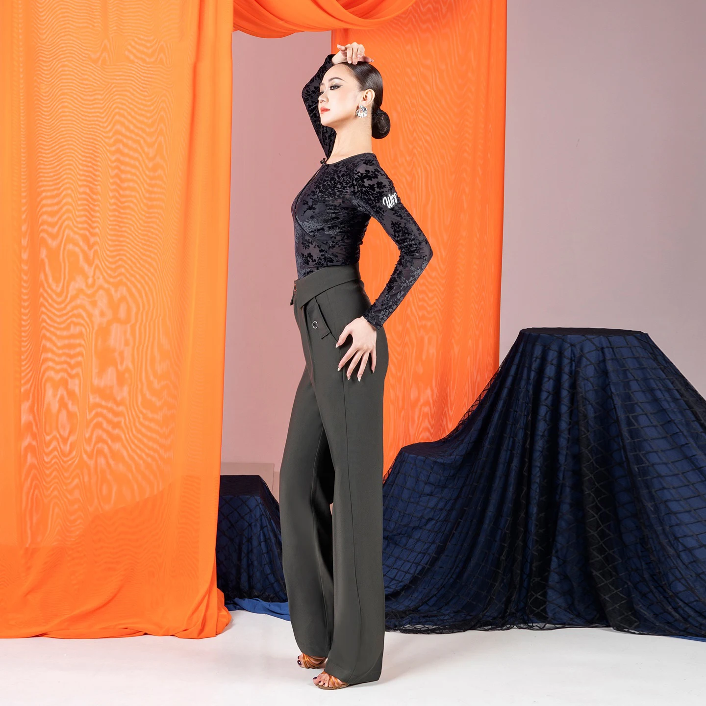 Abbigliamento da ballo latino Velluto nero Maniche lunghe Top Valzer per adulti Sala da ballo Pratica di ballo Indossare abiti da ballo nazionali DNV25135