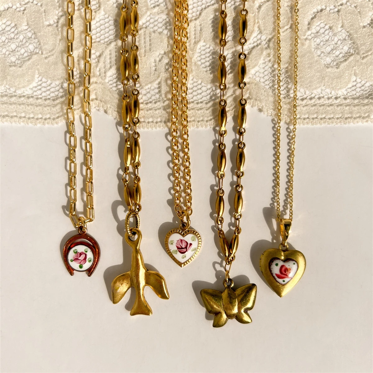 Retro-Halskette mit ovalen, herzförmigen Anhängern, bunter Schmuck im Bohème-Stil für Damen, vergoldet. – Detail 3