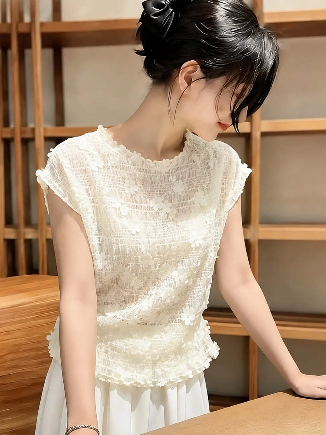 

Elegant Floral Lace Lightweight Top Soft Silky Base Shirt Summer Versatile High-End Feel Slimming Korean Style round Neck Sho...
