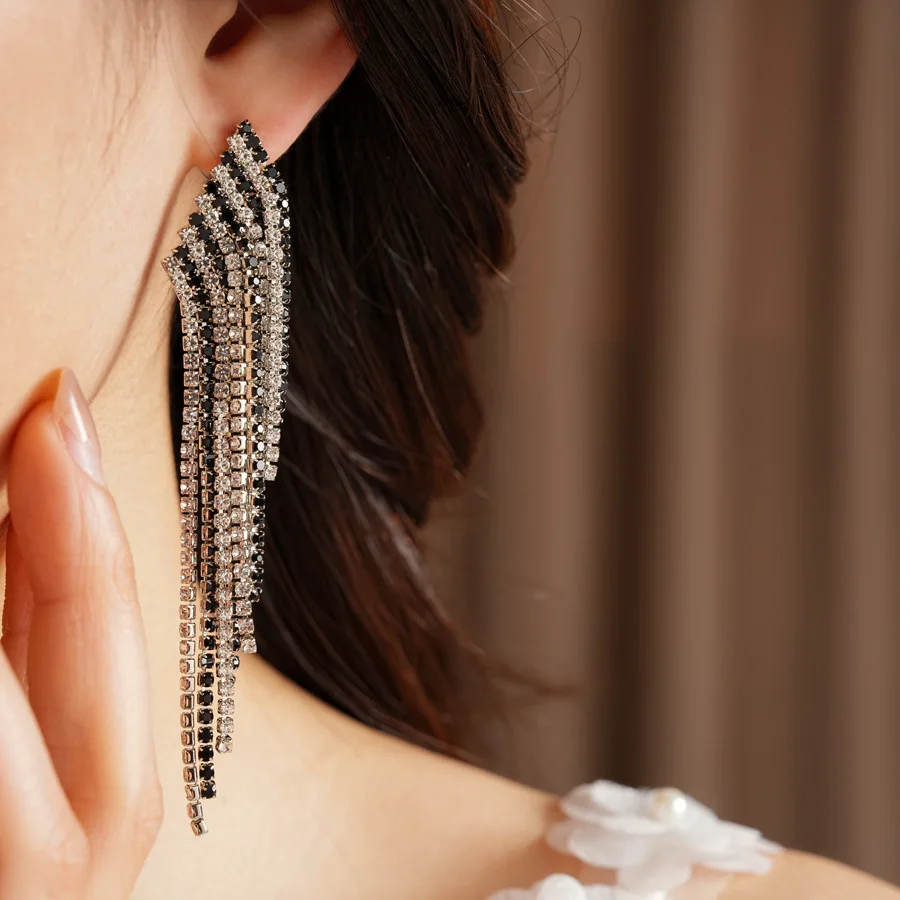 

2026 Trendy Long Tassel Dangling Earrings Luxury Shiny Sparkly Rhinestone Drop Jewelry Charms Women Personalized Accessories