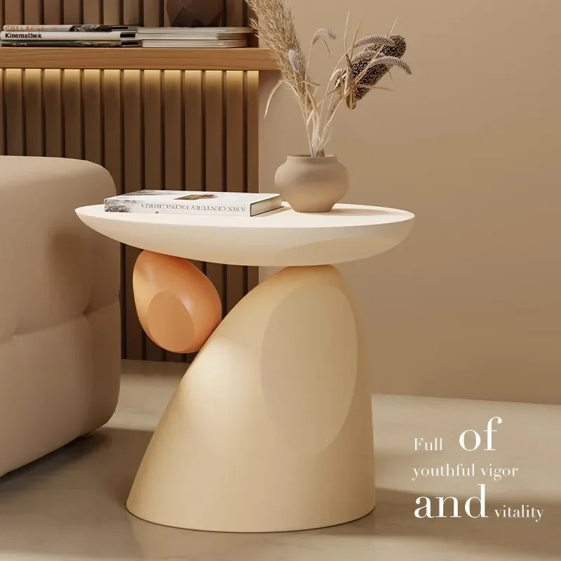 Ruang tamu bergaya Wabi-sandai dengan ornamen dari lantai hingga langit-langit, sofa mewah ringan berkelas tinggi di samping beberapa dekorasi rumah.